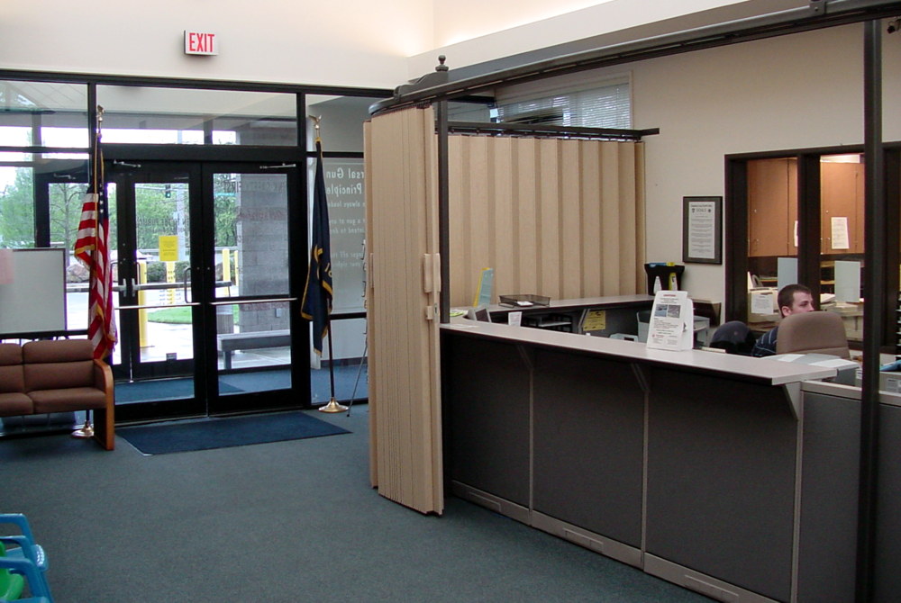 Woodfold Series 240H Hardwood Veneer Accordion Doors - Image 9
