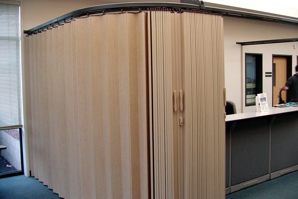 Woodfold Series 240H Hardwood Veneer Accordion Doors - Image 10